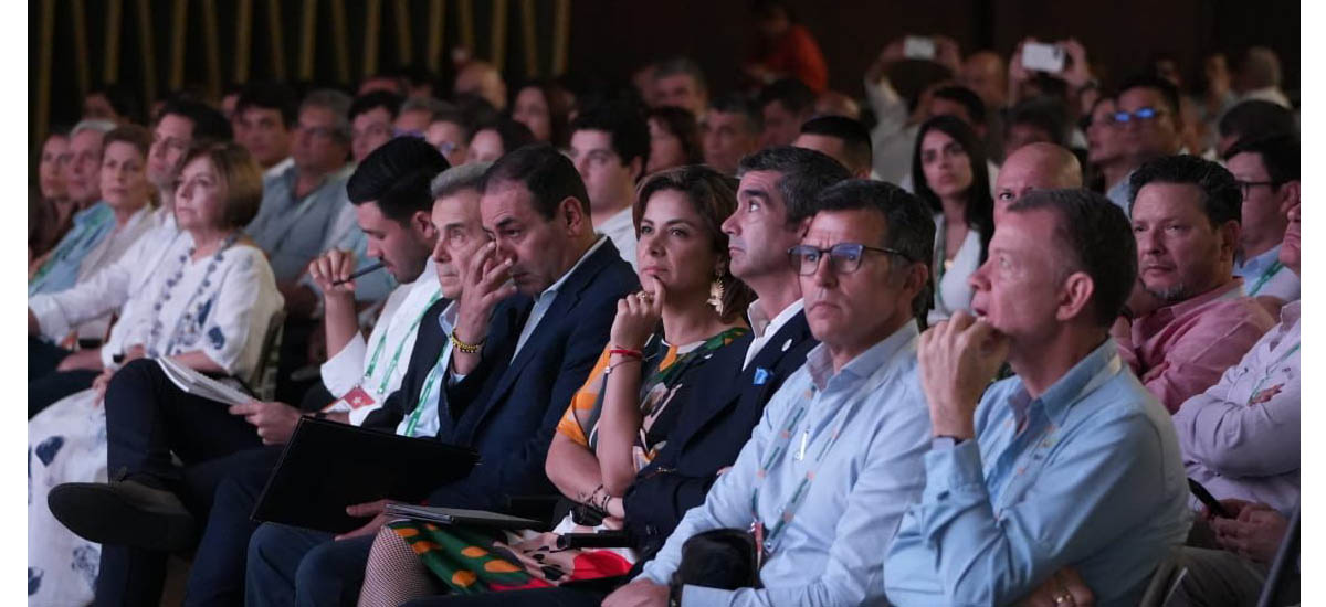 En la foto se observa a la Ministra y su equipo de trabajo en el 52 congreso de cultivadores