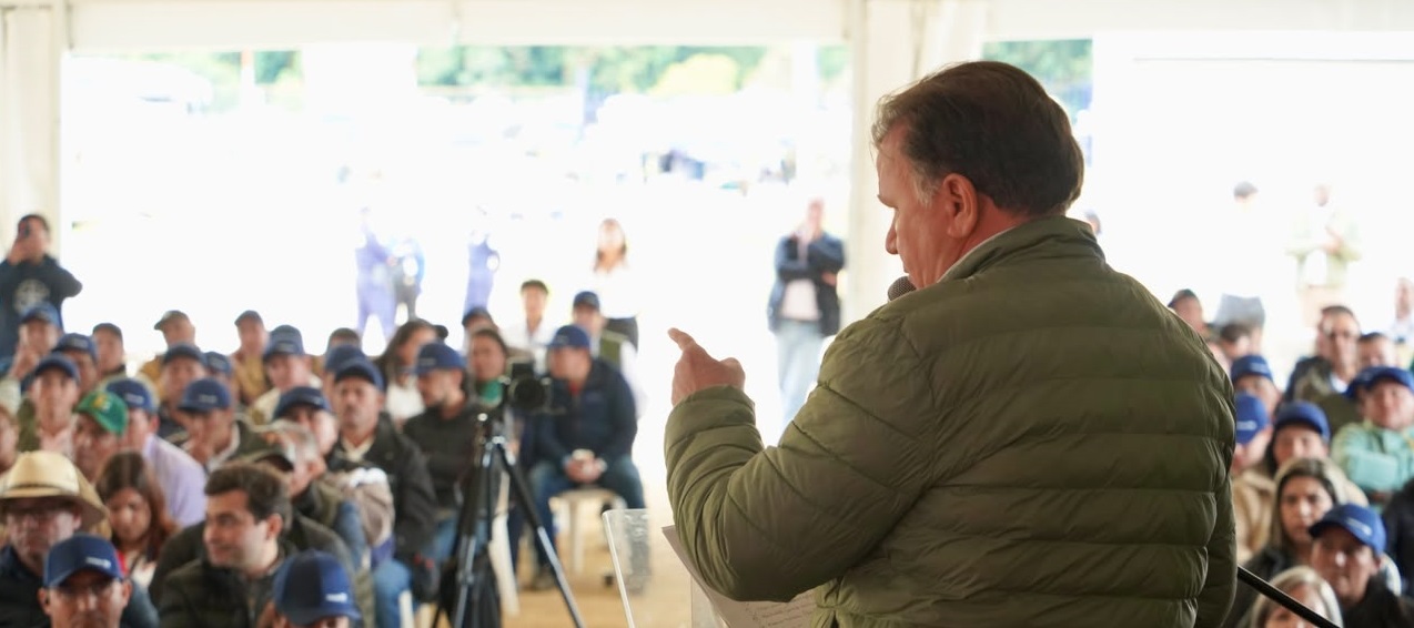 En la fotografía el ministro de Agricultura de Colombia se dirige a un publico 