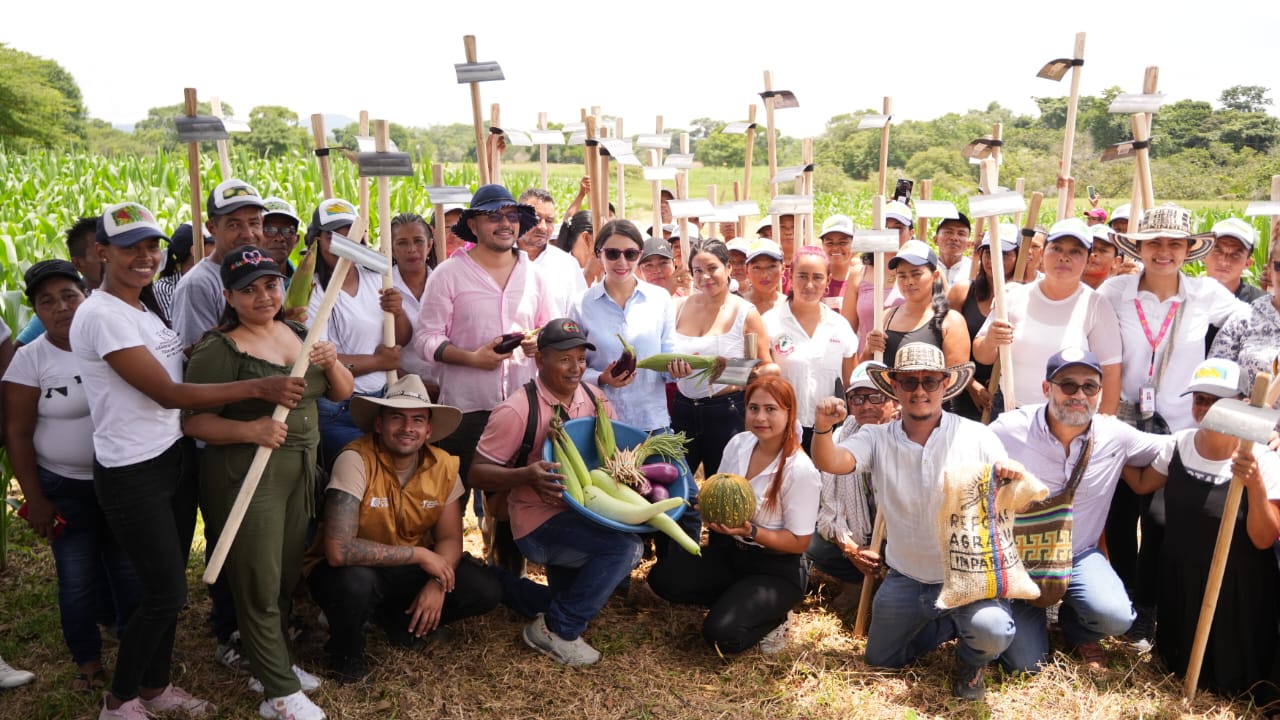 En la imagen campesinos de Córdoba junto a la Ministra de Agricultura