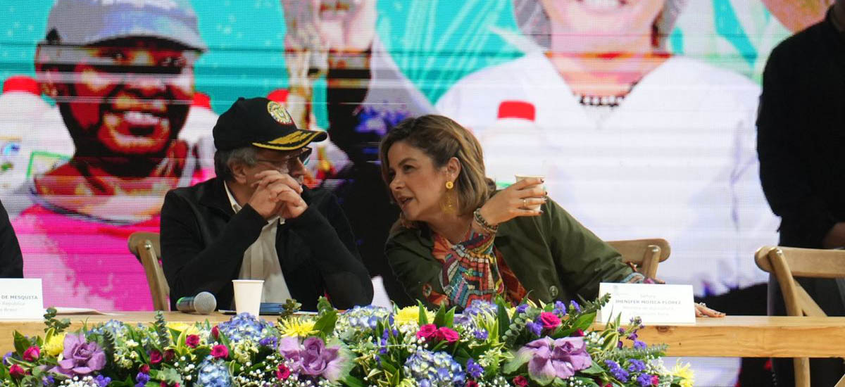 En la imagen se observa al Presidente y la Ministra de Agricultura