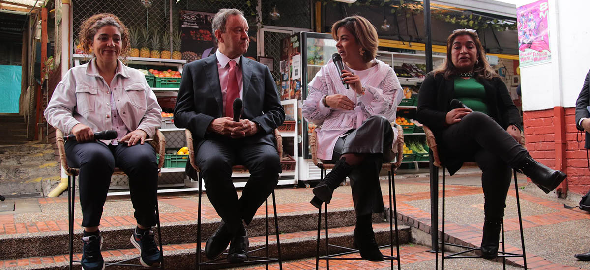 En la gráfica se observa a la Ministra durante la rueda de prensa