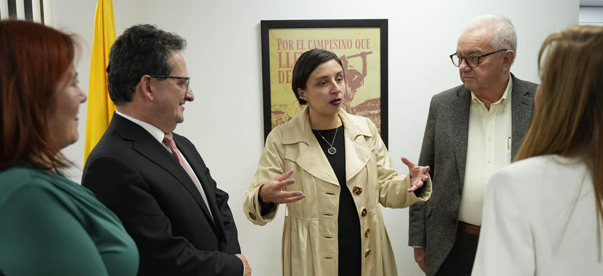 En la imagen se muestra la ministra con arroceros