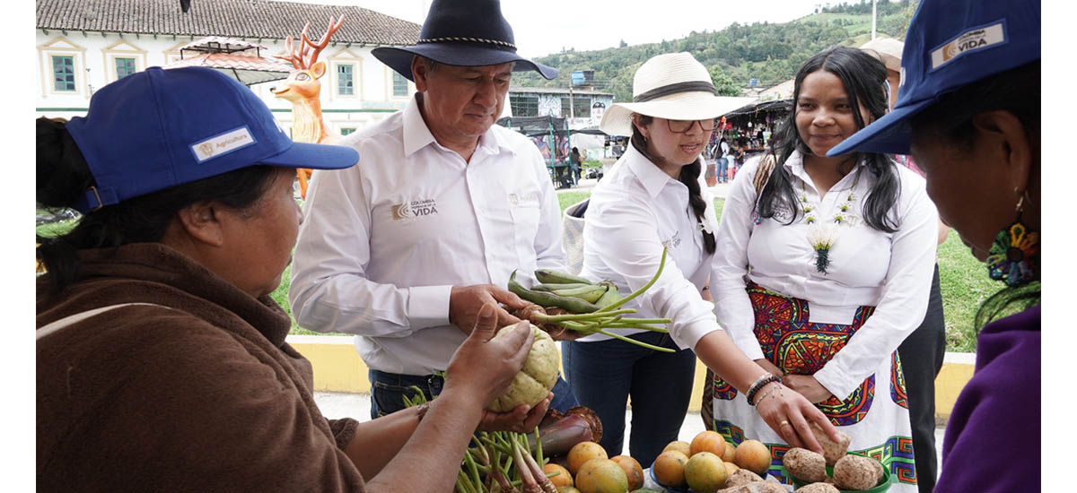 se llevó a cabo un mercado étnico, en el que los pueblos indígenas Kamëntšá Biya del Alto Putumayo presentaron una muestra de su cultura ancestral, artesanías, saberes y productos agrícolas.