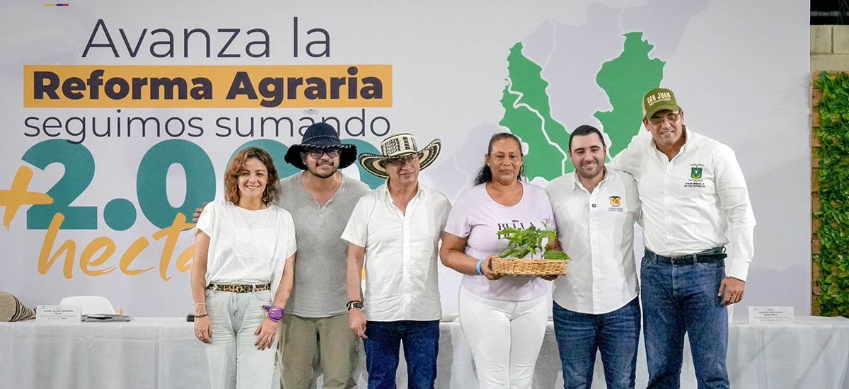 En la imagen se puede ver un grupo de personas reunidas participando del evento