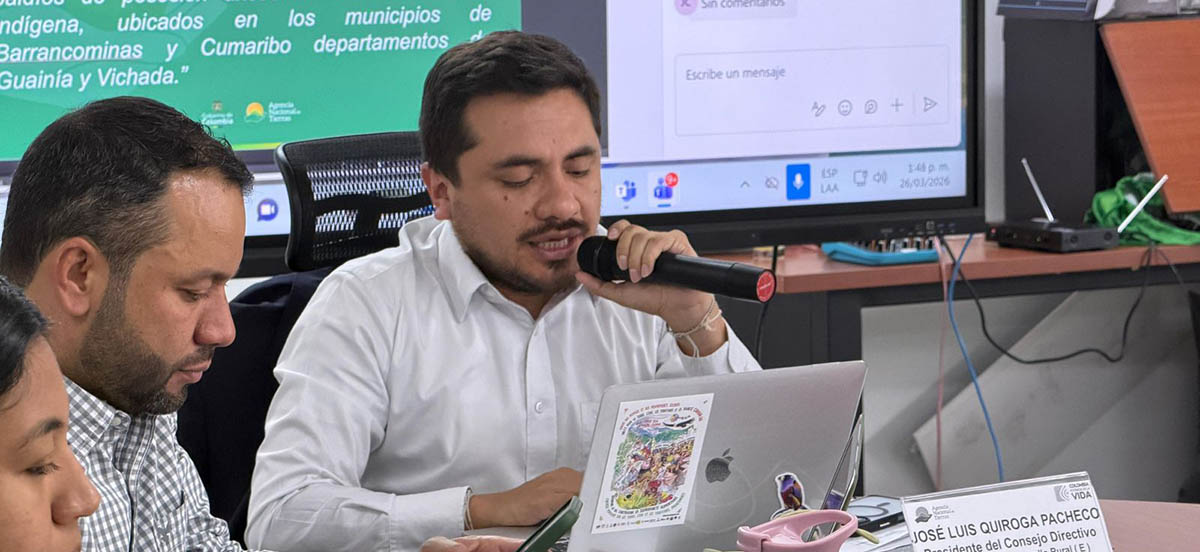 La imagen muestra una reunión formal en un entorno de conferencia