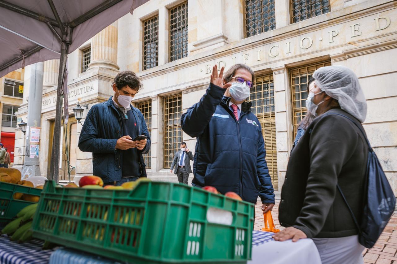 Foto minAgricultura Rodolfo Zea en el mercado campesino del 18 de noviembre web.jpeg