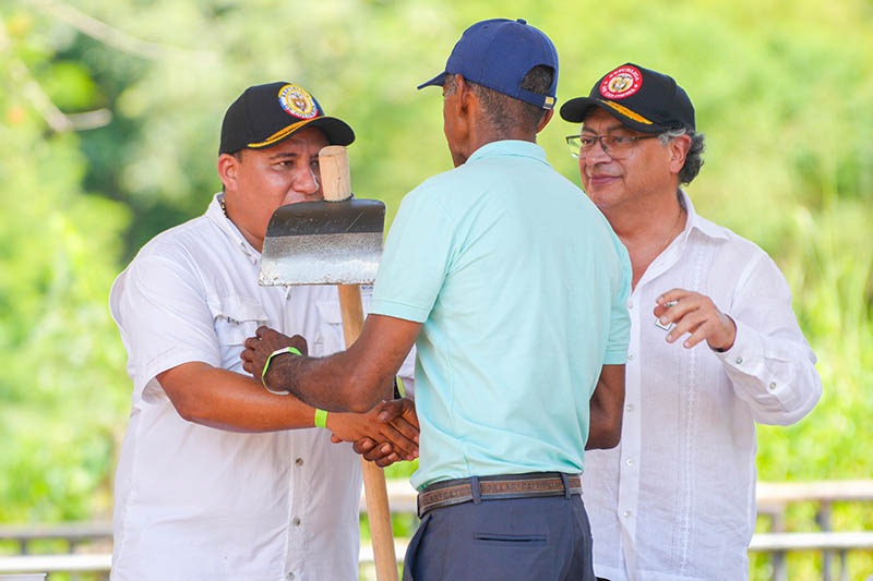 entrega tierras 3.jpg